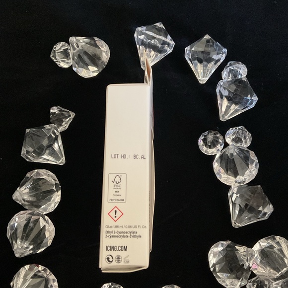 Icing vegan press on nails - Picture 4 of 4